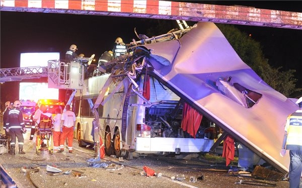 Őrizetbe vették a sofőrt, aki legyalulta a busz tetejét a fővárosban