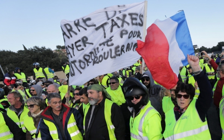 Továbbcsökkent a részvétel a sárgamellényes mozgalom tüntetésein, vidéken összecsapások